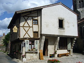 Maison à colombages dans le village médiéval de Charroux