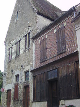 Maison du chapitre Saint-Julien -du-Sault .jpg