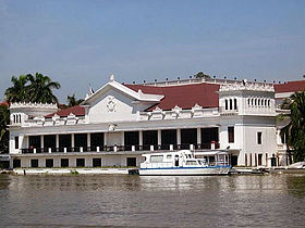 Le Palais de Malacañan vu depuis les rives de la Pasig.