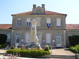 La mairie et le monument aux morts