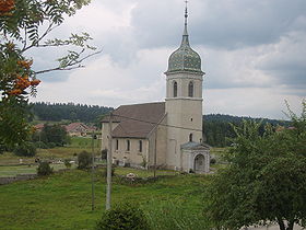 Vue générale de l'église avec son clocher comtois caractéristique