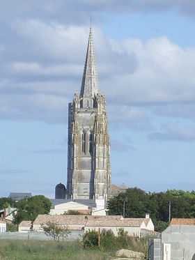 La ville et la flèche de l'église Saint-Pierre