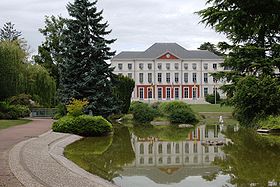 La mairie du Coteau vue depuis le parc Bécot.