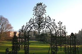grille en fer forgé de l'Orangerie du château Warocqué