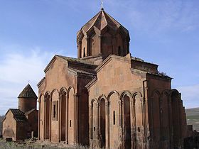 Complexe monastique de Marmashen (de gauche à droite : Sourp Petros, Sourp Stepanos et Sourp Astvatsatsin).