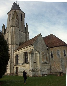 Chevet de l'église Saint-Pierre de Mauves-sur-Huisne.