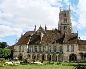 Le palais épiscopal et les jardins, la cathédrale au second plan