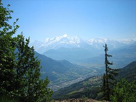 Vue de Sallanches dans la vallée avec le Mont-Blanc en fond