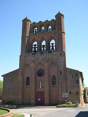 Façade principale de l'église du village, avec son clocher-mur typique de la région.