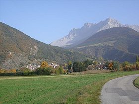 Le site de Montmaur, en arrière plan le plateau de Bure.