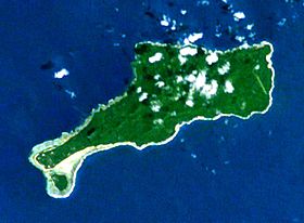 Photographie satellite de Mota Lava. On aperçoit l’îlot Ra au sud-ouest de l’île principale.