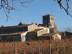 Le bourg et l'église Saint-Hippolyte