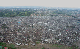Vue aérienne avec le centre de Nairobi dans le fond