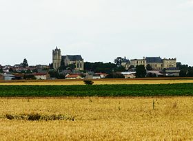 Le bourg d'Oiron avec sa collégiale et son château