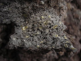 Cristaux d'olivine dans gangue de basalte échantillonnée au Piton de la Fournaise, à La Réunion
