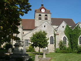 l'église, le monument au mort au centre du village