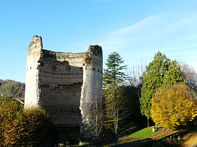 La tour de Vésone et sa brèche, côté est.