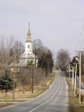 La rue principale de Pačir et l'église catholique
