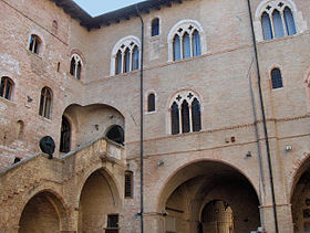 Cour intérieure et escalier gothique