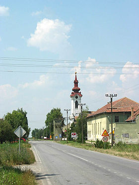 La rue principale de Parage, avec l'église orthodoxe serbe