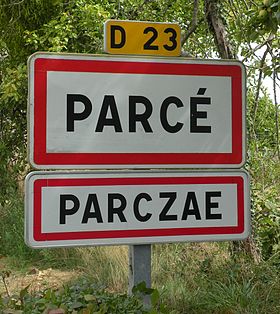 Panneau routier bilingue gallo-français à l'entrée de Parcé