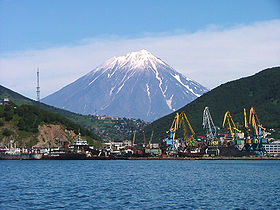 Le port de Petropavlovsk-Kamtchatski et le volcan Koriakski en arrière-plan.