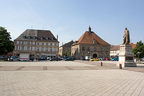 La Place d'Armes, avec, au fond, la mairie. A droite, la statue Lobau.