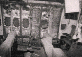 L'intérieur de l'avion après l'explosion.
