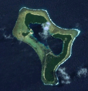 Image satellite de Pingelap à marée basse avec la piste d'aviation (bande claire au centre).
