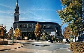 Place du 25 août et église Sainte-Radegonde à Vasles.
