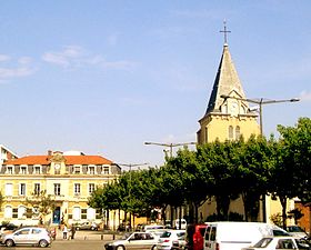 Le clocher de l'église Saint-Germain et l'ancienne mairie sur la place Léon Sublet, au cœur du Vieux-Bourg.