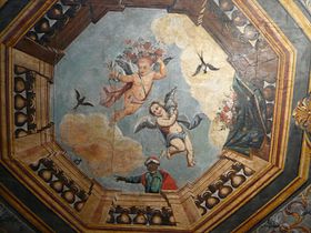 Plafond de l'Apothicairerie de l'Hôtel-Dieu de Thoissey, peint par Lugnot. Le décor octogonal central est une balustrade en trompe l'œil avec deux angelots et un maure.