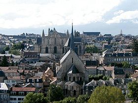 Vieux centre de Poitiers, vu des Dunes : Sainte-Radegonde, cathédrale Saint-Pierre, palais de Justice (au dernier plan)