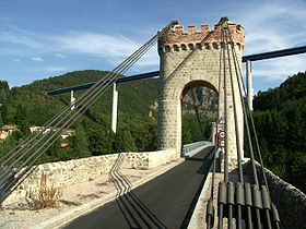 Le pont suspendu de Confolent sous le Viaduc du Lignon (RN 88)