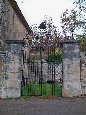 La grille en fer forgé de l'entrée du château