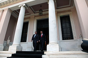 Konstantínos Karamanlís et son successeur Géorgios Papandréou, à la Villa Maximos, le 6 octobre 2009.