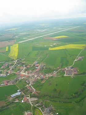 Puzieux et la piste de l'aérodrome d'Épinal-Mirecourt.
