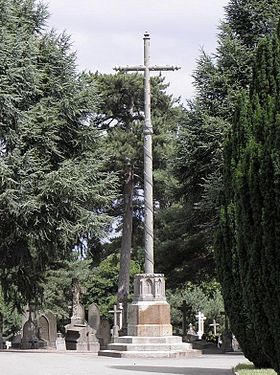 Croix monumentale, au centre du cimetière.