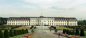 Jardin et facade d'un des palais de Ludwigsburg