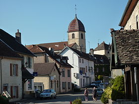 La rue principale de Rioz et l'église au clocher bulbeux typiquement comtois
