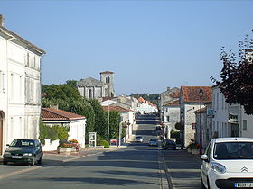 Le centre du bourg et l'église de Saint-Porchaire
