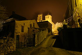 Vue nocturne du village et l'église en arrière-plan