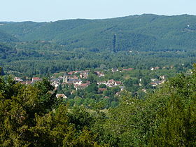 Le bourg de Saint-Julien-de-Lampon vu depuis le château de Fénelon