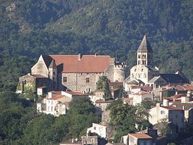 Église, château et village de Saint-Saturnin.