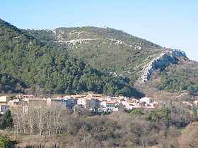 Le village depuis la route de La Valentine, surplombé par la Tête du Grand Puech (2 fév. 2006)"