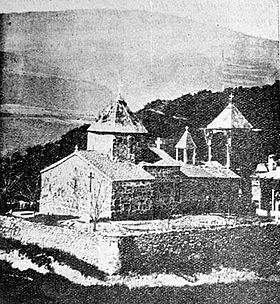 Le monastère depuis le nord-est (de gauche à droite Sourp Sahak-Mesrop, le gavit et la tour-clocher).