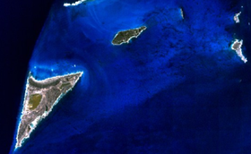 Image satellite de Salt Cay (en bas à gauche).