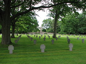 Vue du cimetière avec sa grande croix centrale
