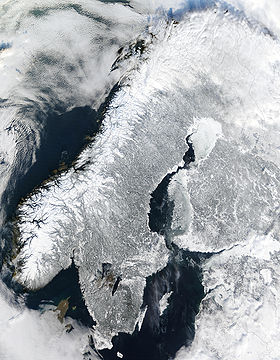 Image satellite de la péninsule Scandinave enneigée.