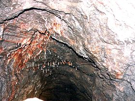Formation de stalactites dans les mines d’Arzberg